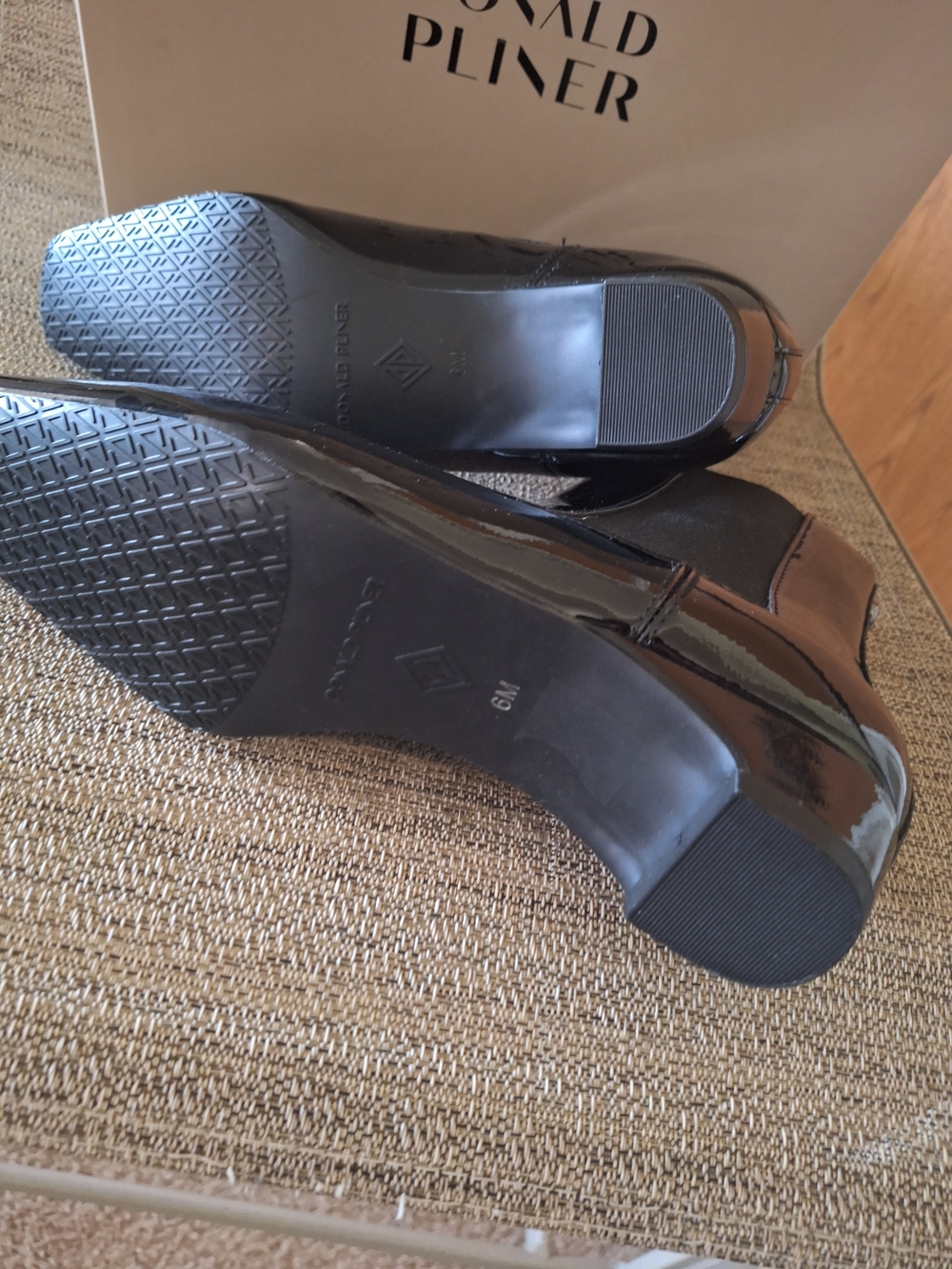 NEW IN BOX Donald PlinerStyle: Oleana Chelsea BootieSize: Women's 6 M - Picture 4 of 6